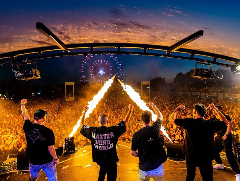 Topmodelz performing live with Da Tweekaz on a festival stage